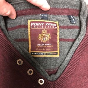 Men's knit sweater with V-neck. Size XL